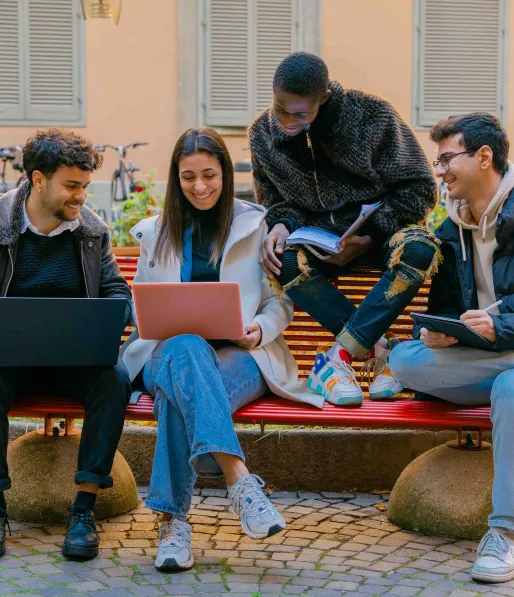 Ragazzi studiano su una panchina