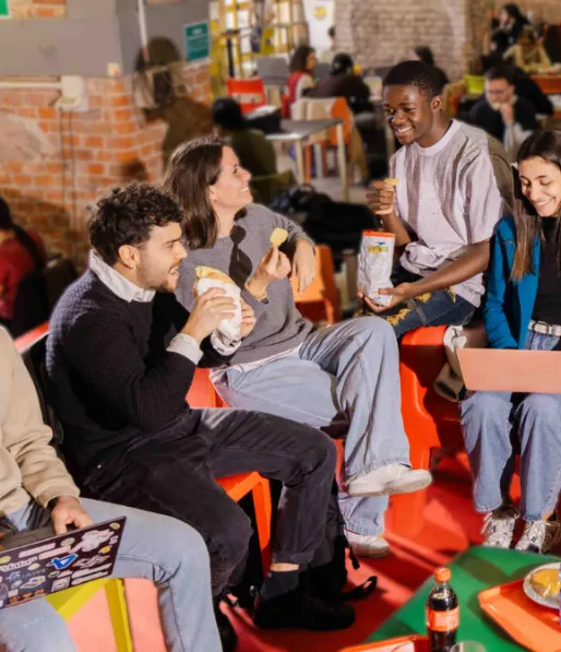 Ragazzi in mensa/aula studio