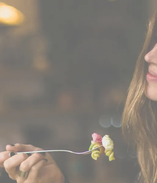 Immagine di una ragazza che pranza