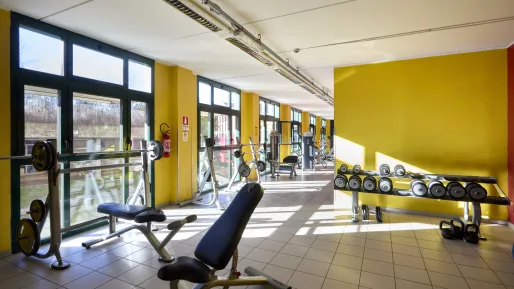 Palestra con attrezzi