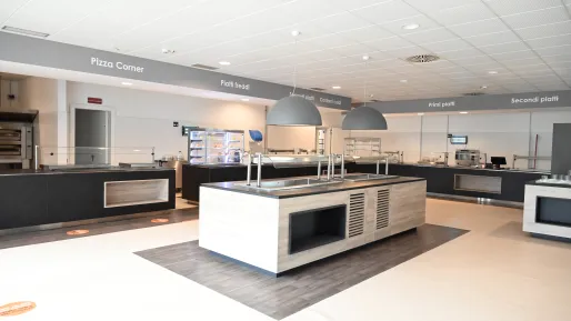 Mensa universitaria con i banconi