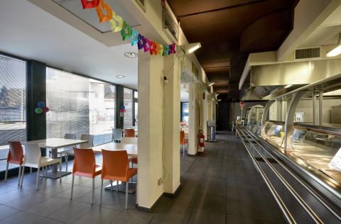 Mensa con tavoli e addobbi