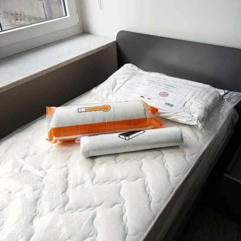 Letto con lenzuola, cuscino impacchettati