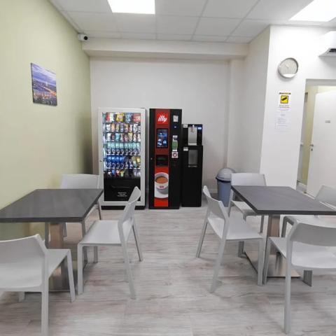 Sala da pranzo comune con macchinette