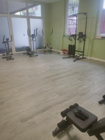 Palestra con attrezzi