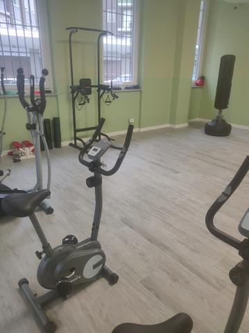 Palestra con attrezzi