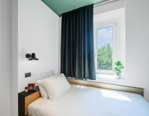 Camera con finestra e letto