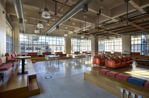 Sala relax con tavolini e poltrone