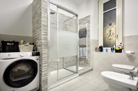 Bagno  con cabina doccia Madama