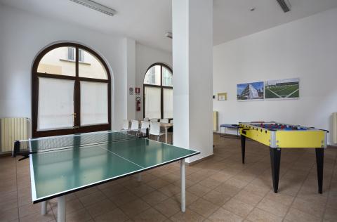 Sala relax con tavoli da ping pong e calcio balilla