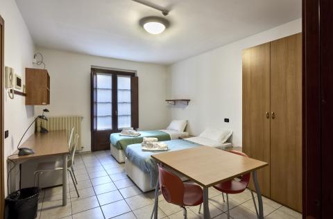 Camera doppia con scrivania e tavolo