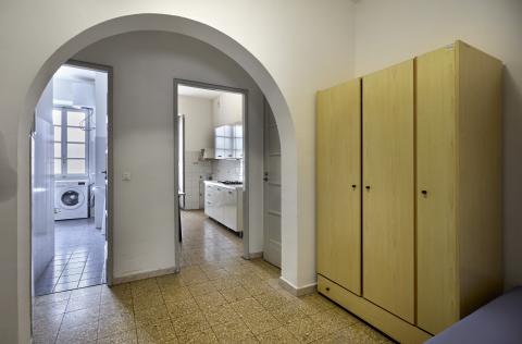 Disimpegno con armadio e accesso a bagno e cucina