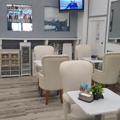 Sala interna con televisore del bar Roma