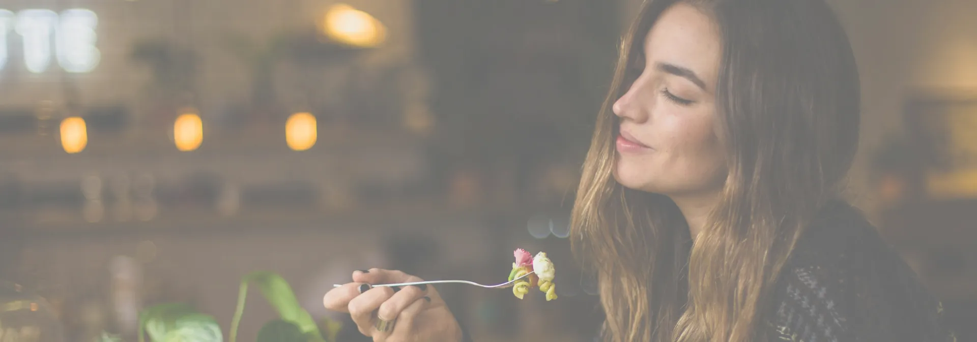 Immagine di una ragazza che pranza