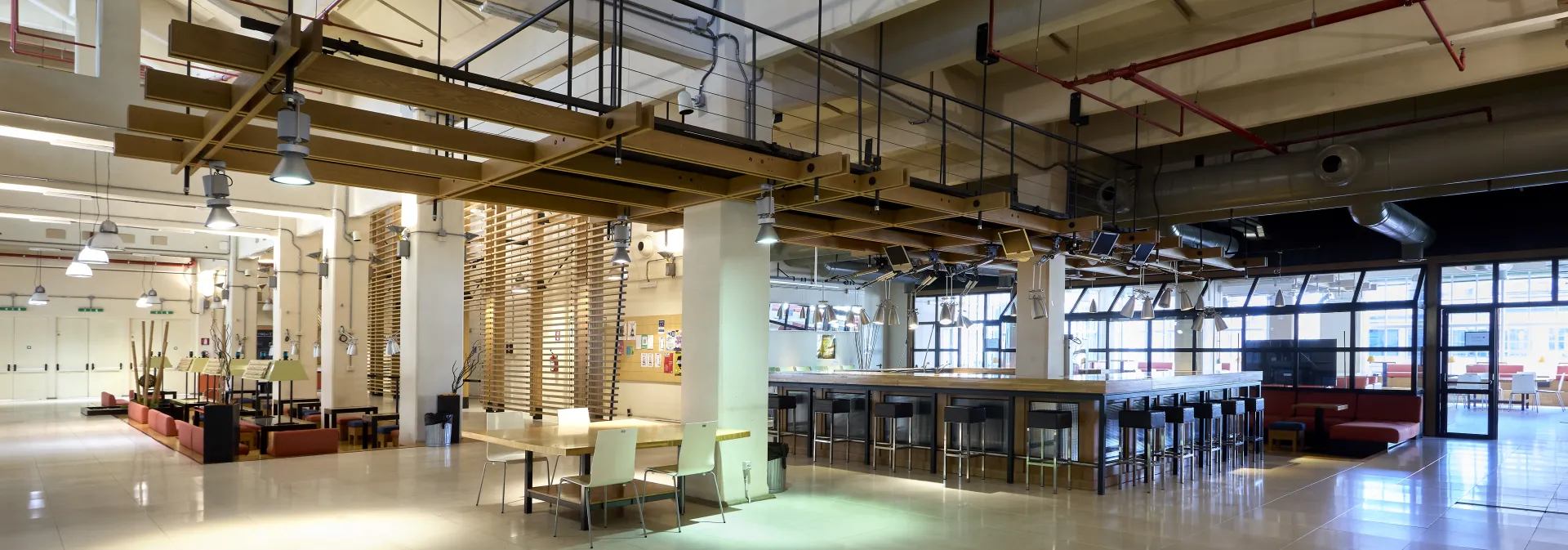 Hall con tavolo e sala relax