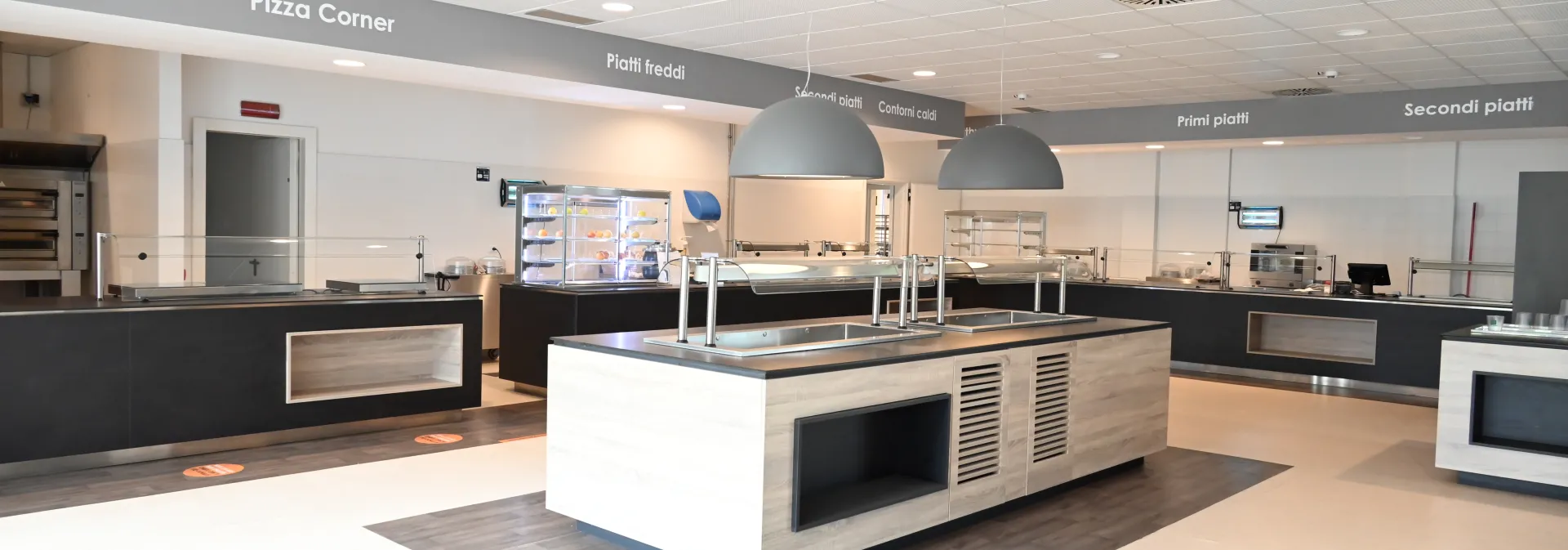 Mensa universitaria con i banconi